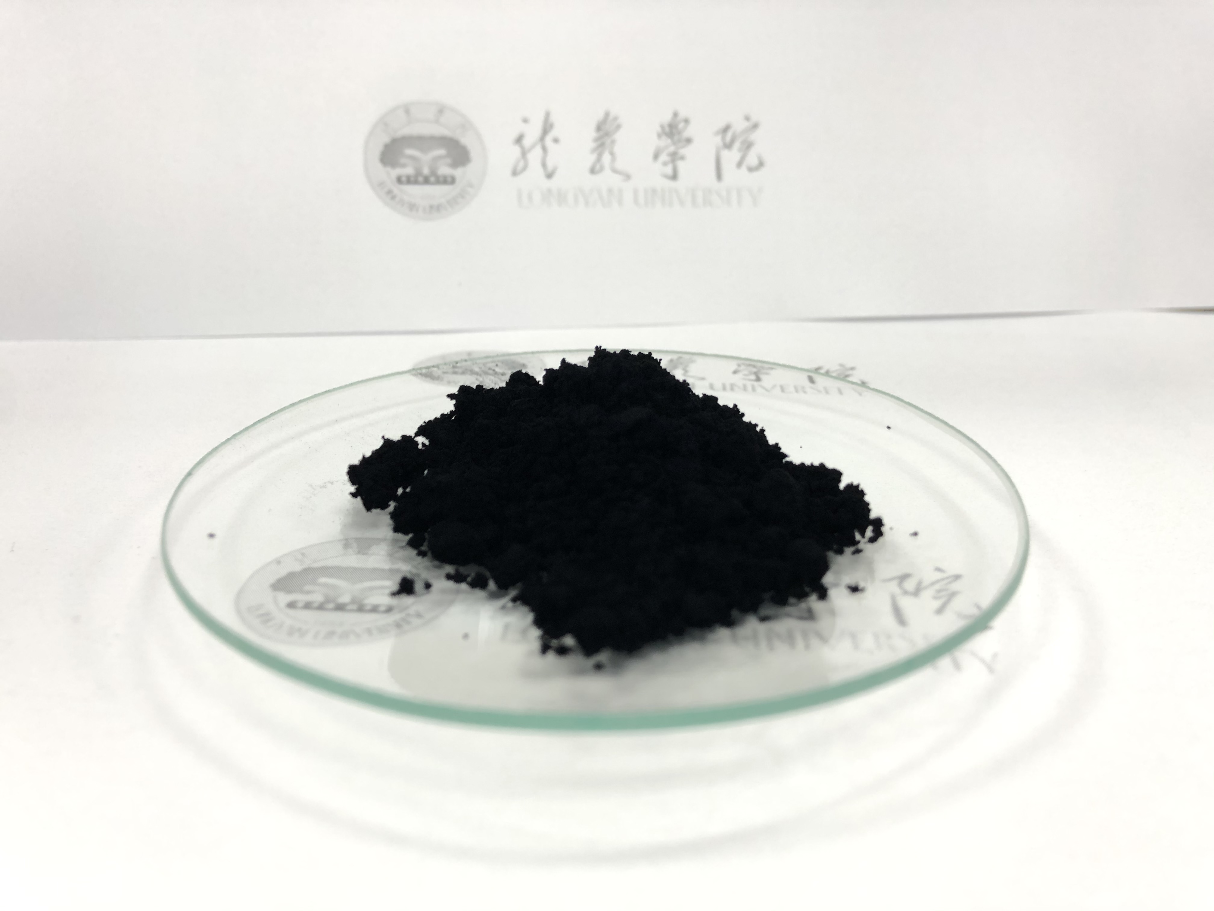 一种碳材料负载的银铂纳米合金复合材料及其制备方法