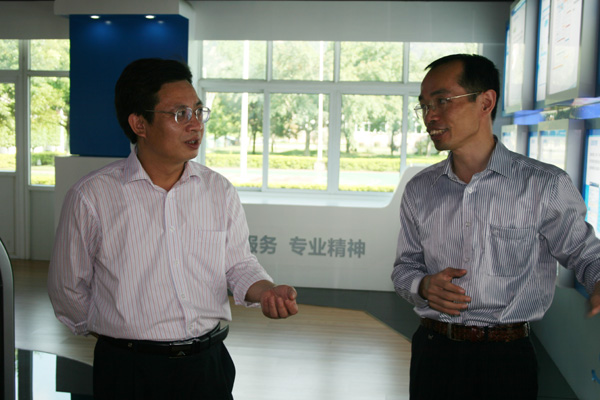 市科技局局长沈灿煌（左一）莅临国家科技成果转化综合信息平台（科易网）指导工作